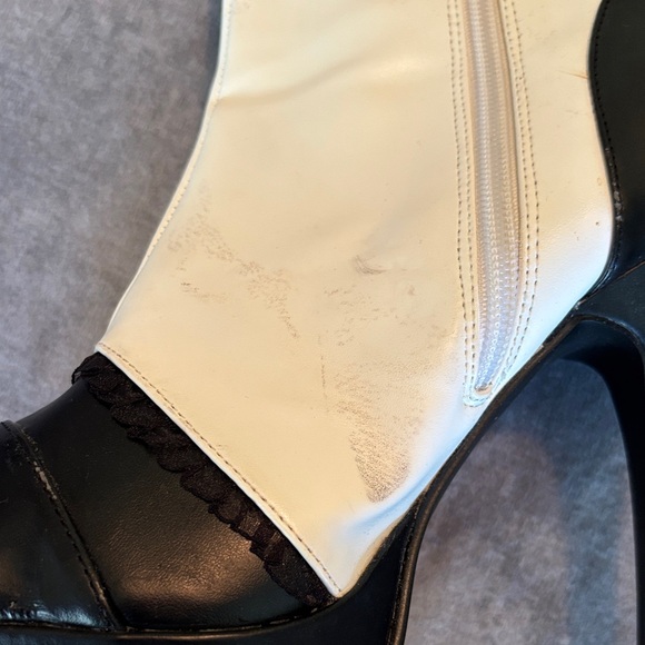 Chic Two-Tone Heeled Boots - Picture 7 of 7